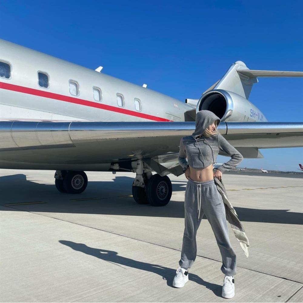 Lisa thuê máy bay riêng chạy show, bao luôn V và Park Bo Gum?-2