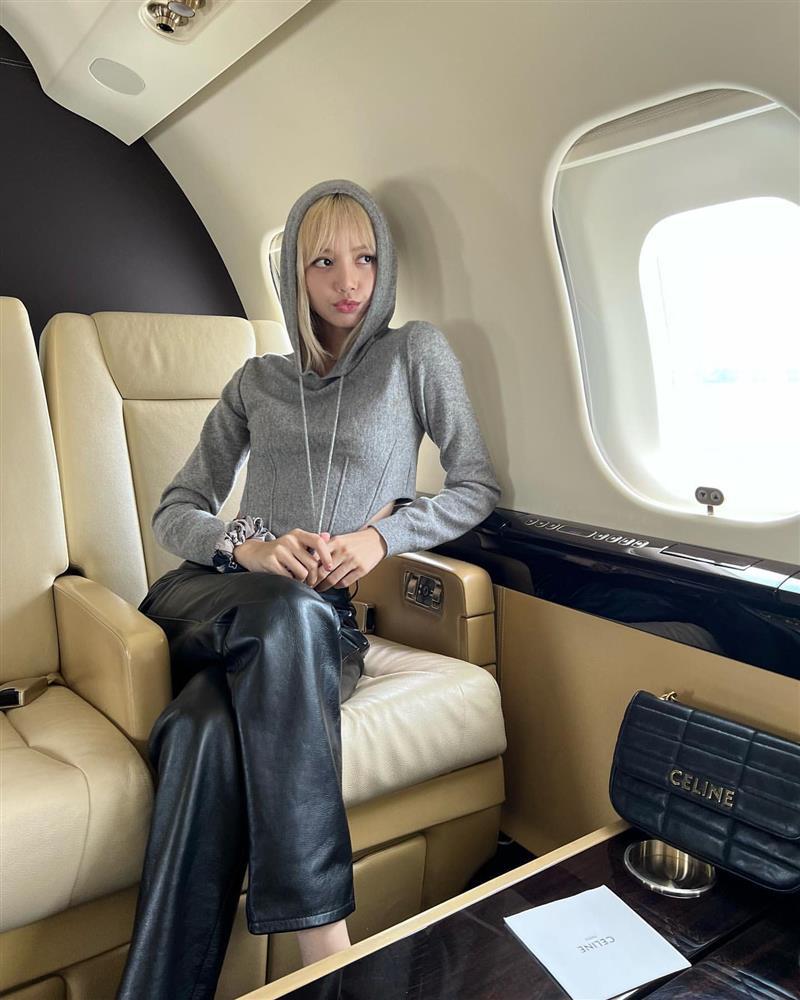 Lisa thuê máy bay riêng chạy show, bao luôn V và Park Bo Gum?-3