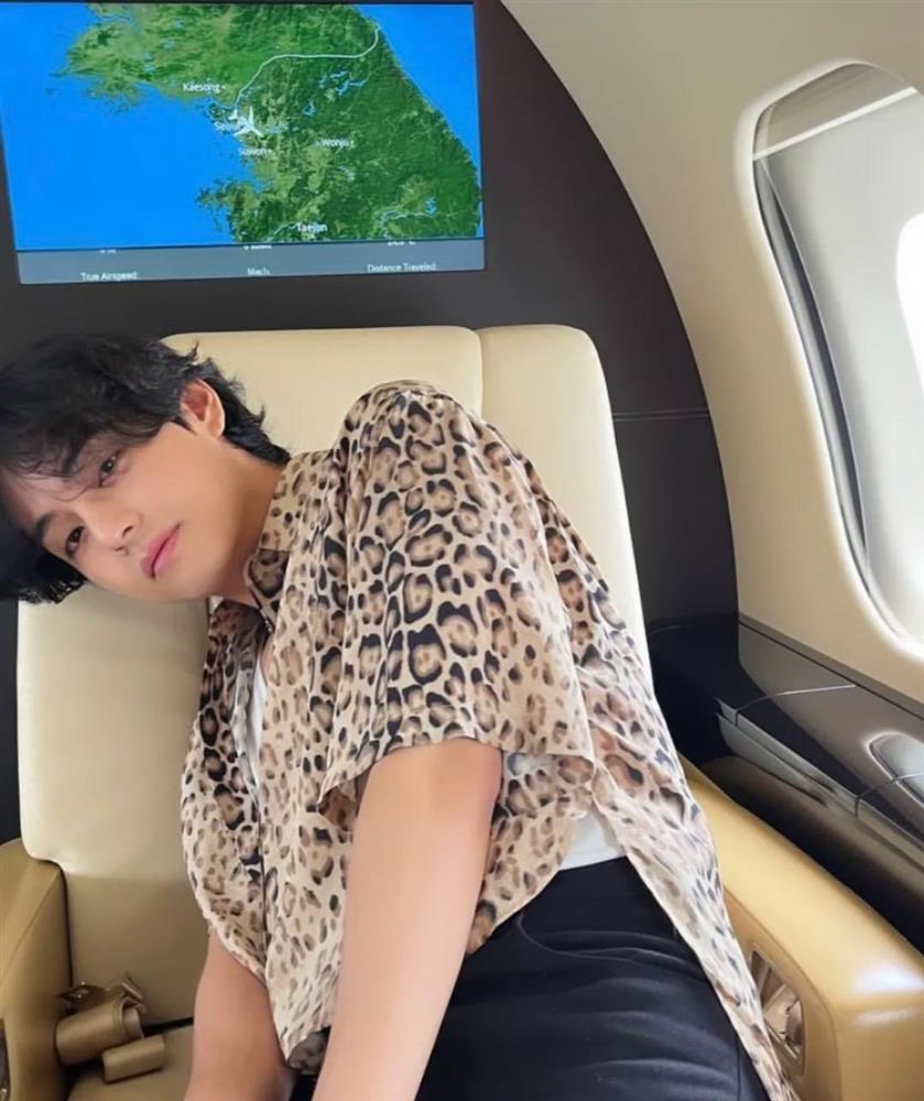 Lisa thuê máy bay riêng chạy show, bao luôn V và Park Bo Gum?-4