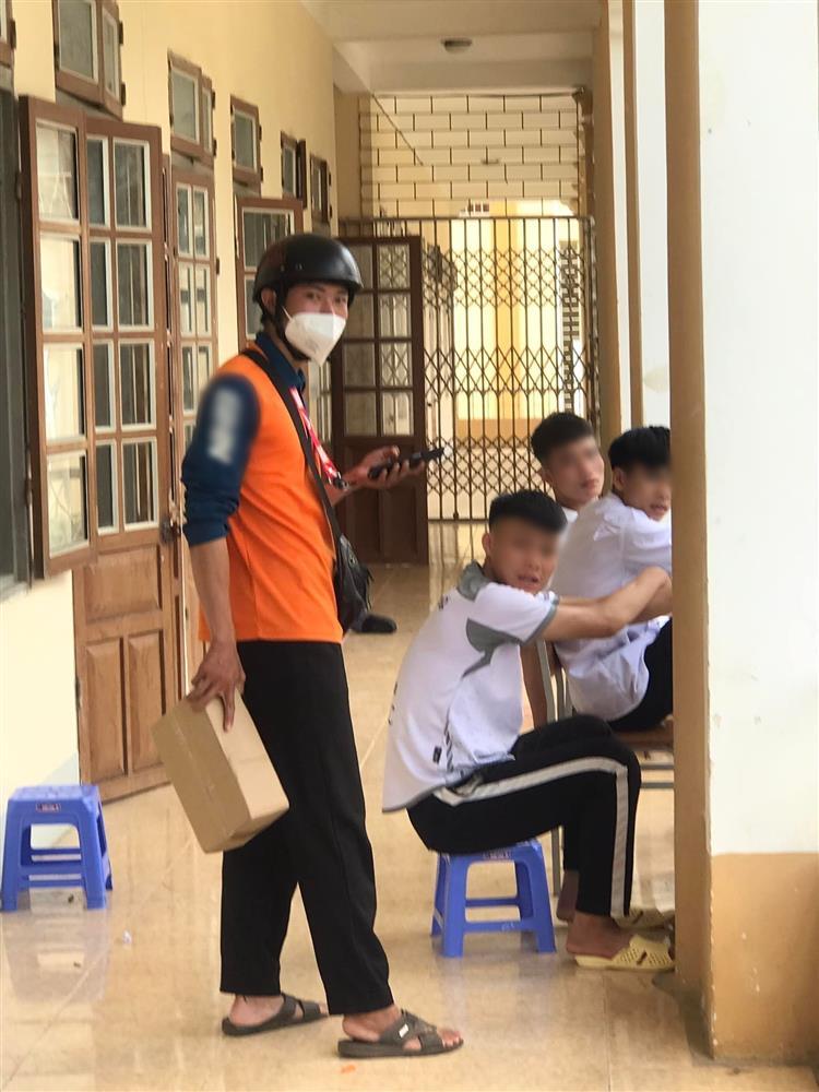 Cứ tưởng bị bom hàng, shipper vào tận lớp nam sinh để giao đồ-1