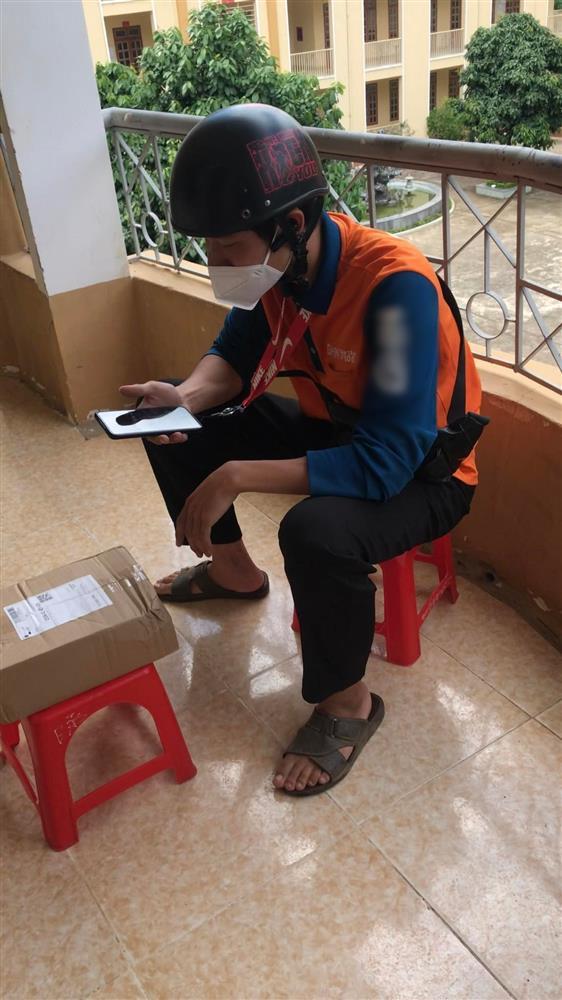 Cứ tưởng bị bom hàng, shipper vào tận lớp nam sinh để giao đồ-3