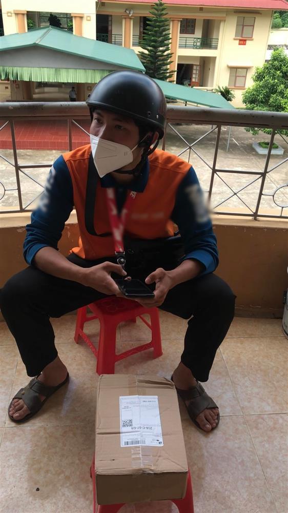 Cứ tưởng bị bom hàng, shipper vào tận lớp nam sinh để giao đồ-4