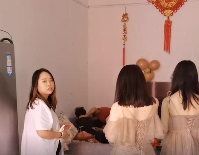 Chị gái lấy chồng, em trai khóc rấm rứt, nhất định không chụp ảnh chung-1