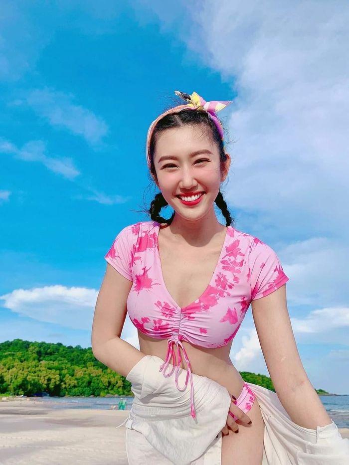 Thuở mới vào nghề, cô từng tham gia khá nhiều cuộc thi sắc đẹp nhưng không đạt được thành tích cao.