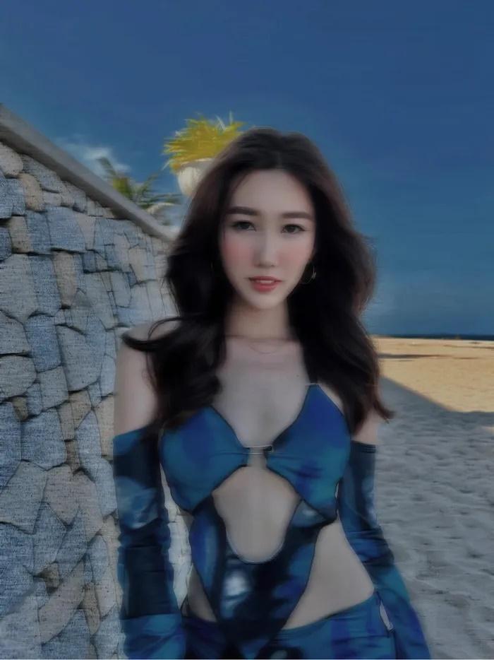 Không chỉ vóc dáng mà visual của Thúy Ngân cũng ngày càng lên hương, cuốn hút người đối diện.