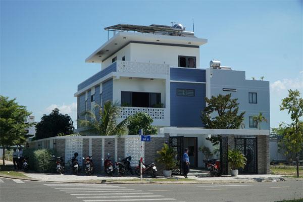 Người đàn ông gục trên vũng máu trong căn biệt thự bốc cháy-1