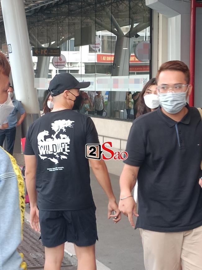 Tóm gọn bạn trai kín tiếng hộ tống HHen Niê tại sân bay-4