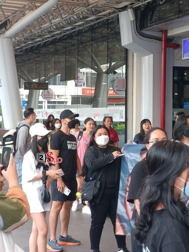 Tóm gọn bạn trai kín tiếng hộ tống HHen Niê tại sân bay-6