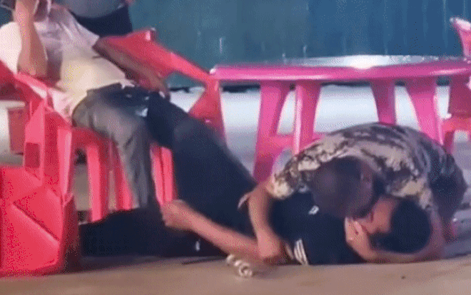 Đang nhậu thấy bạn lăn đùng ra đất, ông chú hy sinh trong trắng cứu bạn-1