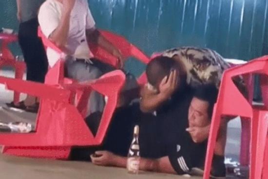 Đang nhậu thấy bạn lăn đùng ra đất, ông chú 'hy sinh trong trắng' cứu bạn