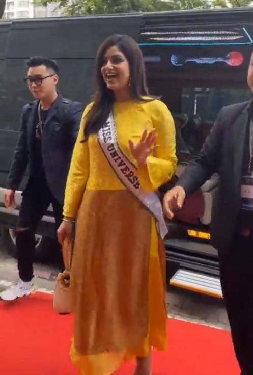 Miss Universe 2021 gây tranh cãi khi mặc áo dài, cosplay hoàng hậu-7