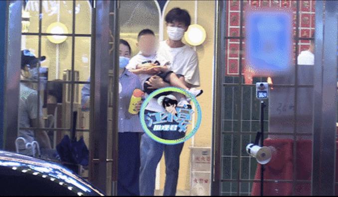 Quý tử Triệu Lệ Dĩnh xuất hiện công khai, được khen giống mẹ-2