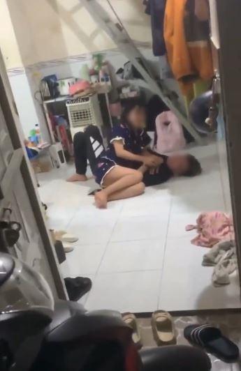 Cặp tình nhân đang nói cười vui vẻ, vợ bước vào cả hai chết sững-1