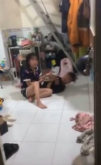 Cặp tình nhân đang nói cười vui vẻ, vợ bước vào cả hai chết sững-2