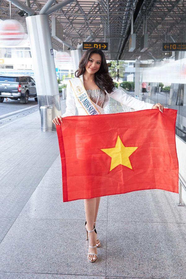 Hoàng My mặc lạ đến tiễn Kim Duyên thi Miss Supranational-7