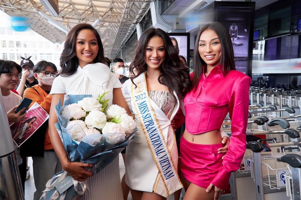 Hoàng My mặc lạ đến tiễn Kim Duyên thi Miss Supranational-6