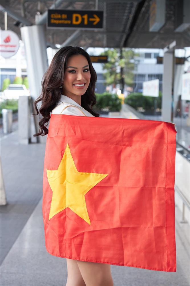 Hoàng My mặc lạ đến tiễn Kim Duyên thi Miss Supranational-8