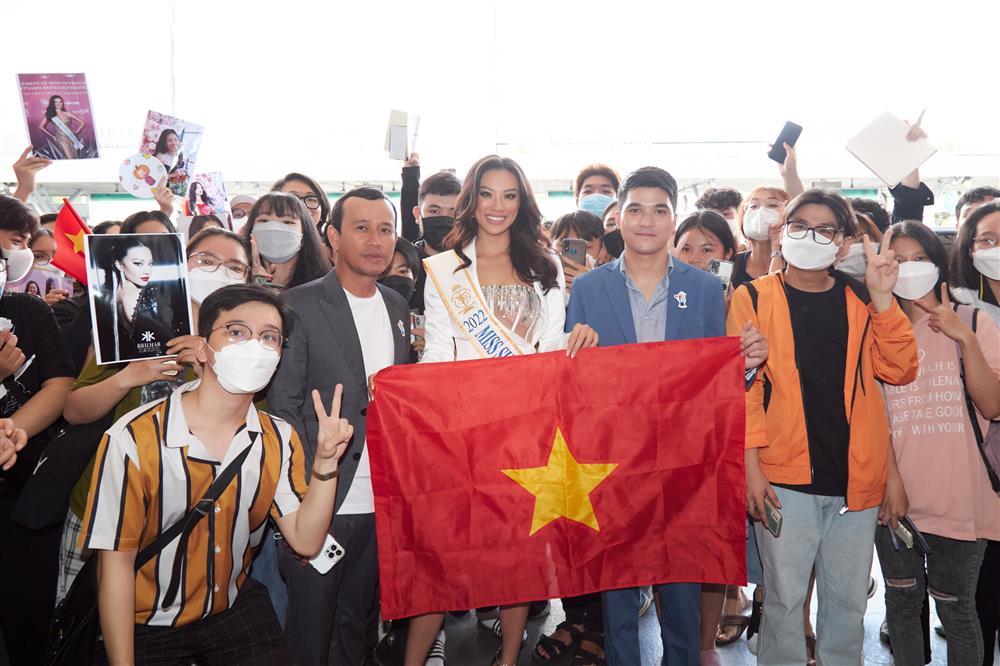 Hoàng My mặc lạ đến tiễn Kim Duyên thi Miss Supranational-10