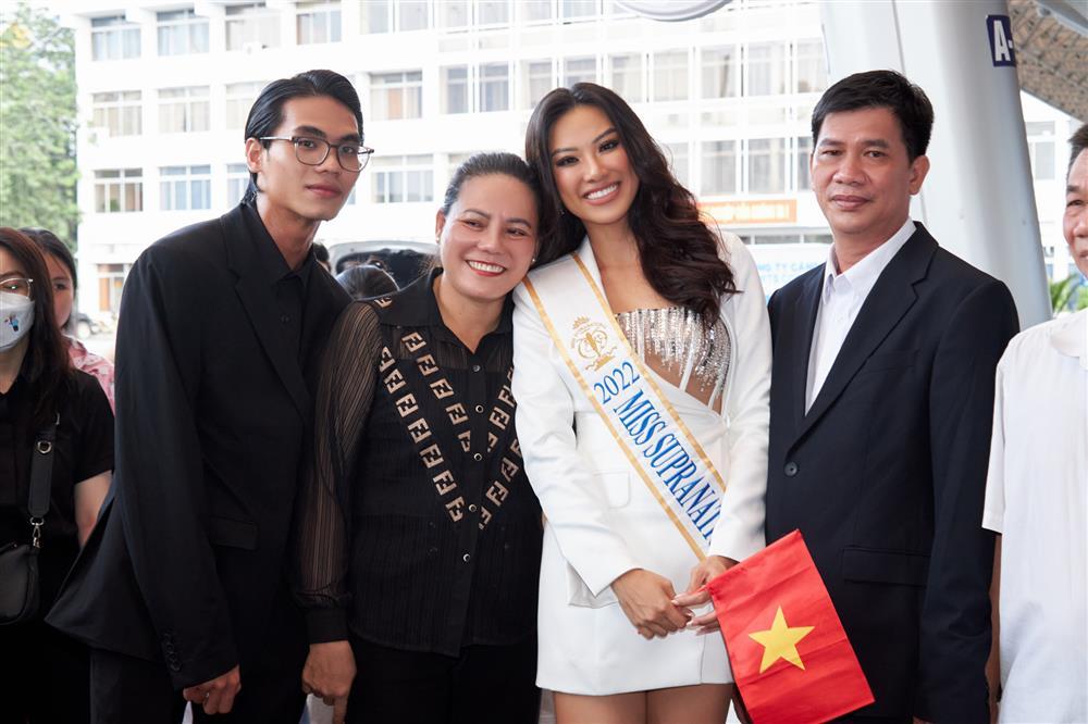 Hoàng My mặc lạ đến tiễn Kim Duyên thi Miss Supranational-11