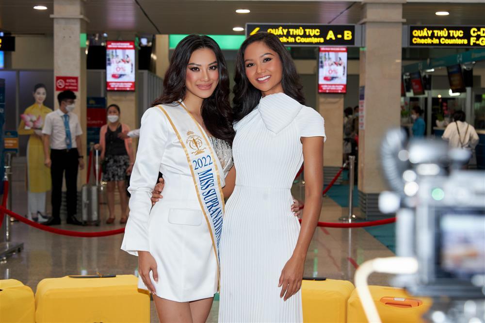 Hoàng My mặc lạ đến tiễn Kim Duyên thi Miss Supranational-5