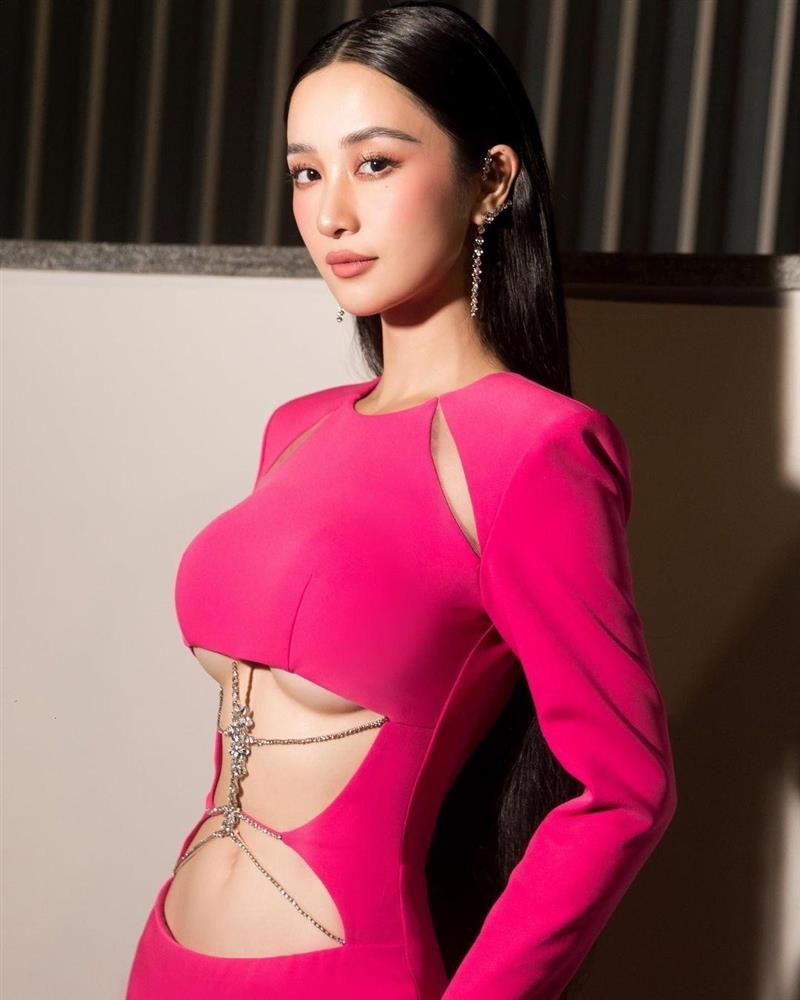 Jun Vũ nóng bỏng diện lại váy xẻ chân ngực của Tiểu Vy-2