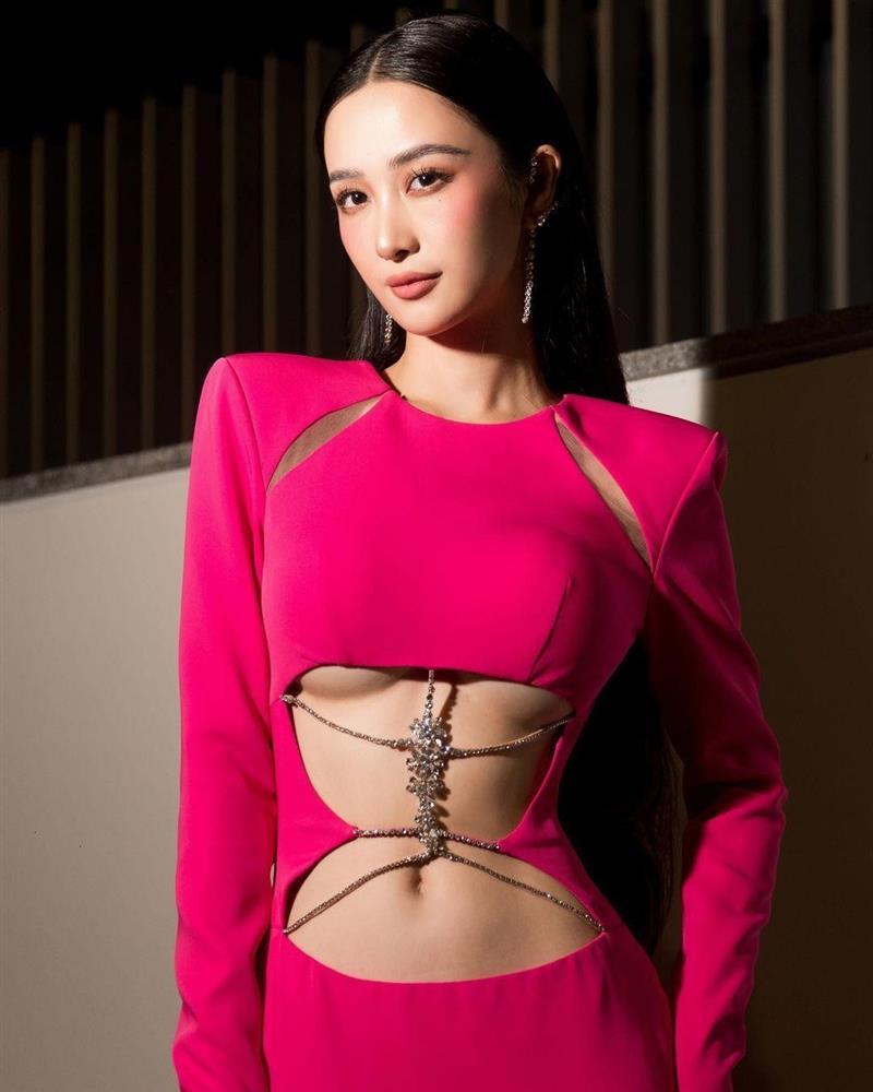 Jun Vũ nóng bỏng diện lại váy xẻ chân ngực của Tiểu Vy-3