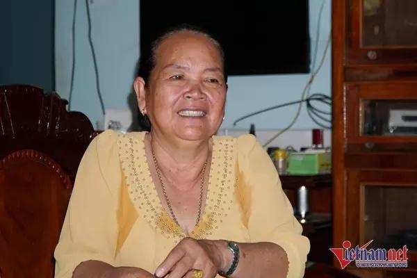 Tiếp chuyện phóng viên là bà Đặng Thị Gái - mẹ của hoa hậu. Trong những chia sẻ, bà bồi hồi nhớ lại quá khứ vất vả mưu sinh nuôi 3 anh chị em vì chồng mất sớm. Một mình nuôi lớn các con, sự khó khăn của gia đình cũng khiến các con luôn ý thức và trưởng thành, để quyết tâm cố gắng và báo hiếu cho mẹ.