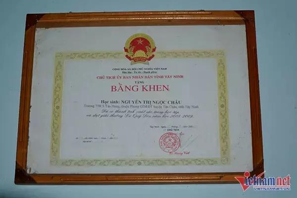 Bằng khen thành tích học tập xuất sắc của Ngọc Châu được treo trong căn nhà của cô ở Tây Ninh.