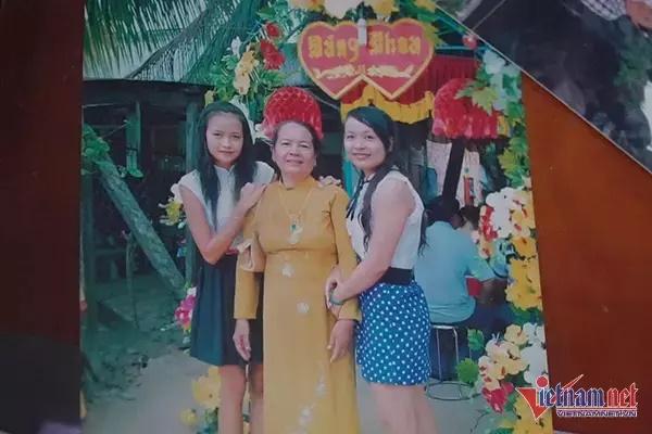 Những bức ảnh chụp bà Gái và các con vẫn được lưu giữ cẩn thận trong căn nhà đơn sơ.