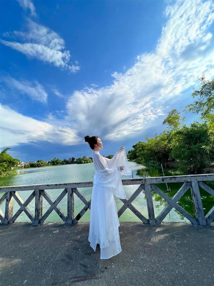 Mặc đồ như Tiểu Long Nữ, Hiền Thục bất ngờ tuyên bố muốn đi tu-3