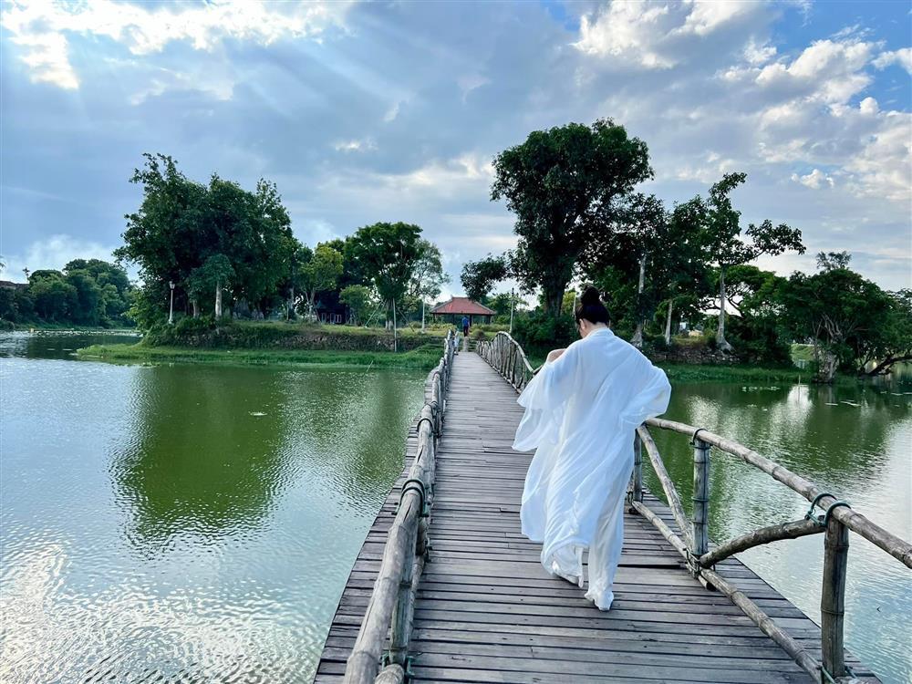 Mặc đồ như Tiểu Long Nữ, Hiền Thục bất ngờ tuyên bố muốn đi tu-4