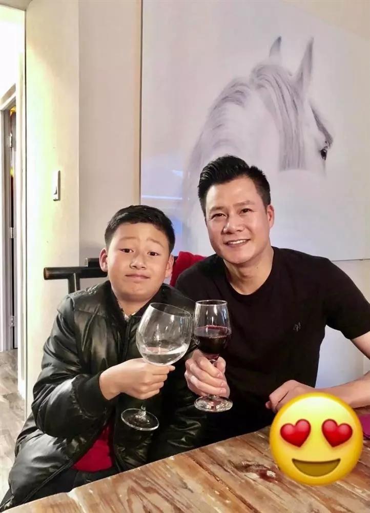 Hoa hậu Jennifer Phạm lọt thỏm khi đứng cạnh quý tử 14 tuổi-2