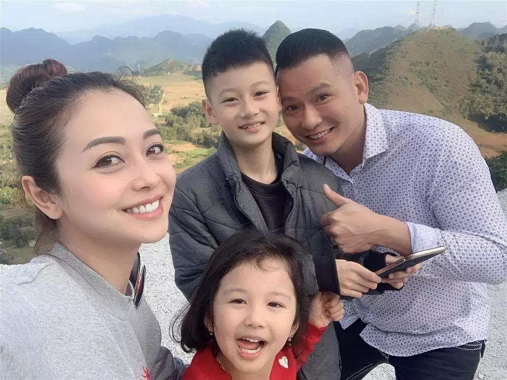 Hoa hậu Jennifer Phạm lọt thỏm khi đứng cạnh quý tử 14 tuổi-3