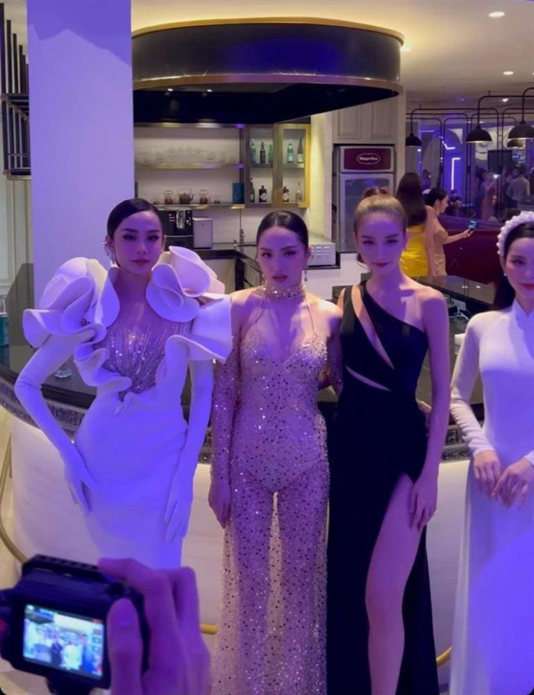 Hương Giang mặc váy có như không lép vế nữ thần chuyển giới Yoshi-1