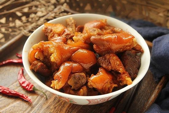 Món chân giò hầm bia dễ làm