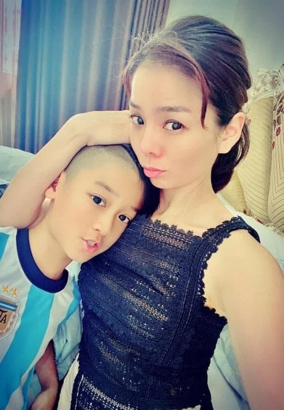 Con trai Lệ Quyên được mẹ sắm đồ hiệu, toàn chọn trúng món đắt nhất-5