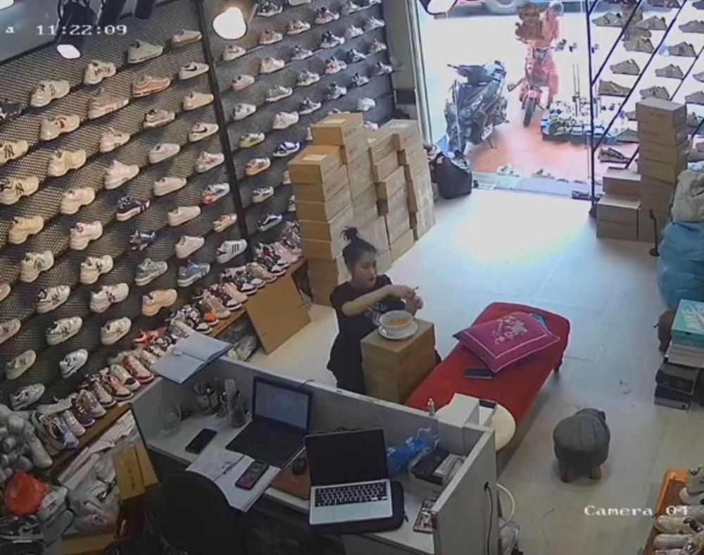 Vừa bê bát mì, chủ shop bị ninja áo hồng xông vào húp hết nửa bát-2