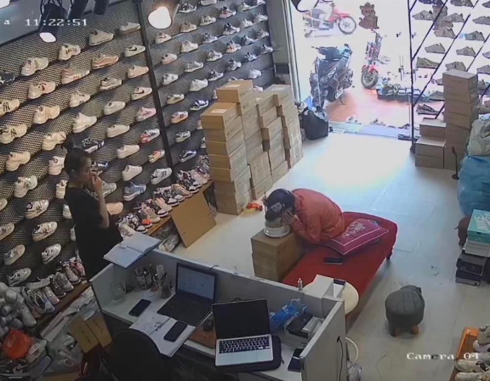 Vừa bê bát mì, chủ shop bị ninja áo hồng xông vào húp hết nửa bát-4