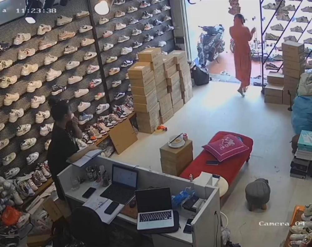 Vừa bê bát mì, chủ shop bị ninja áo hồng xông vào húp hết nửa bát-5