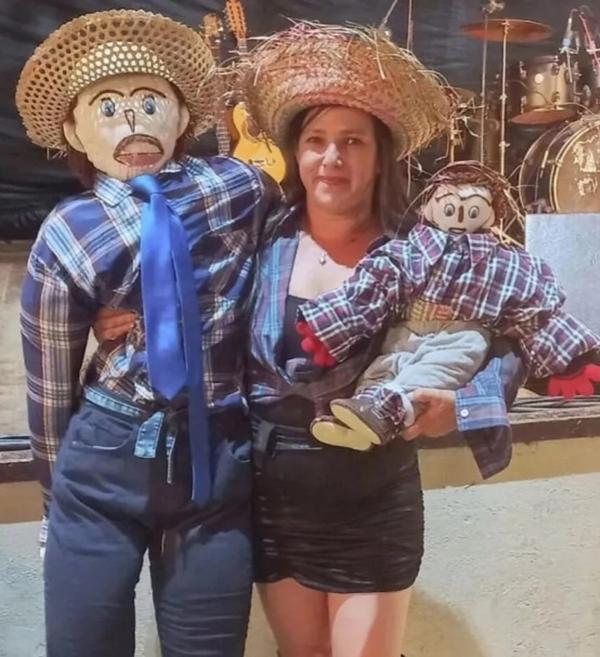 Người phụ nữ kết hôn với búp bê vừa sinh con đầu lòng-4