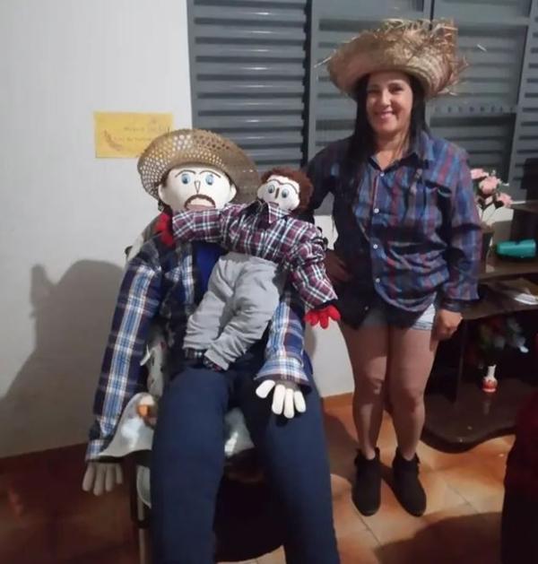 Người phụ nữ kết hôn với búp bê vừa sinh con đầu lòng-5