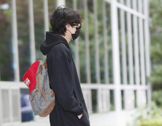 V (BTS) bị chỉ trích bệnh ngôi sao, thái độ thua xa Park Bo Gum-1