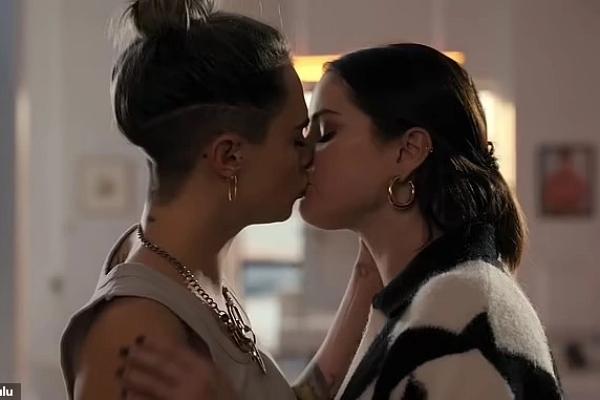 Cảnh hôn đồng giới của Selena Gomez-1