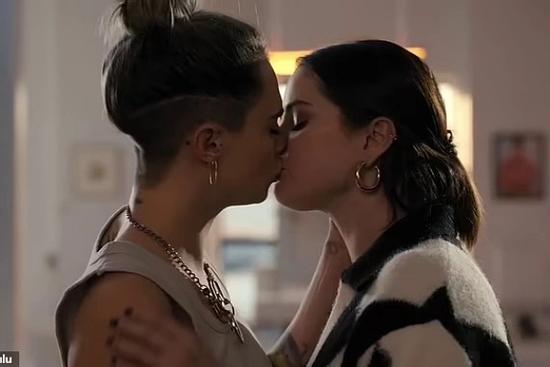 Cảnh hôn đồng giới của Selena Gomez