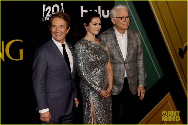 Selena Gomez lộ eo ngấn mỡ, vòng 1 khủng chật cứng-2