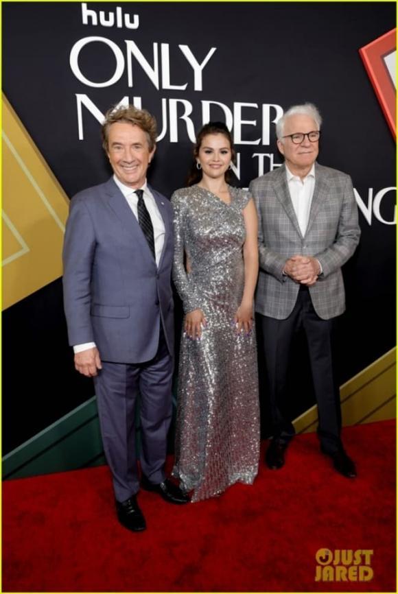 Selena Gomez lộ eo ngấn mỡ, vòng 1 khủng chật cứng-6