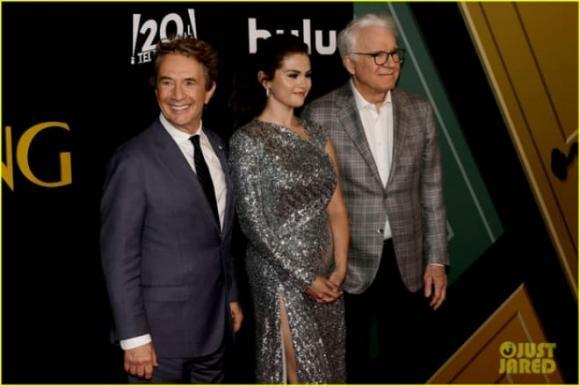 Selena Gomez lộ eo ngấn mỡ, vòng 1 khủng chật cứng-8