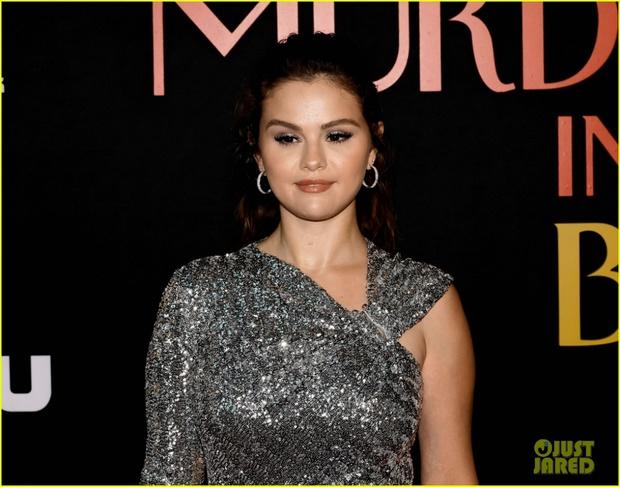 Selena Gomez lộ eo ngấn mỡ, vòng 1 khủng chật cứng-3