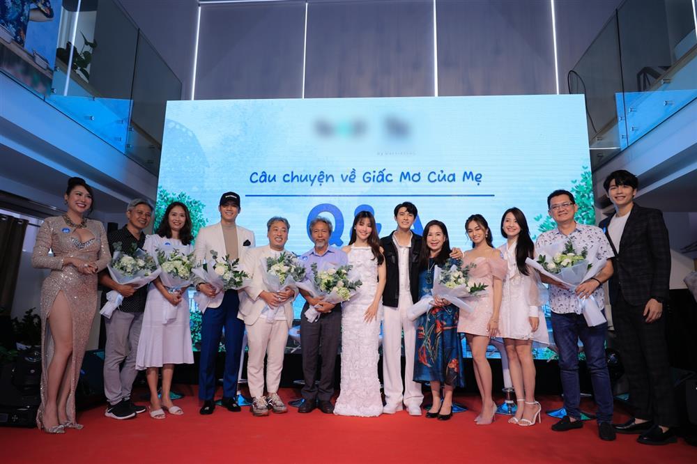 Diễm My 9x ôm Nhan Phúc Vinh, lên tiếng về tin đồn hẹn hò-1