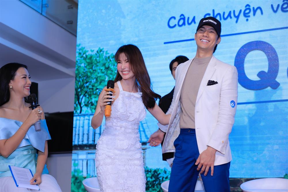 Diễm My 9x ôm Nhan Phúc Vinh, lên tiếng về tin đồn hẹn hò-4